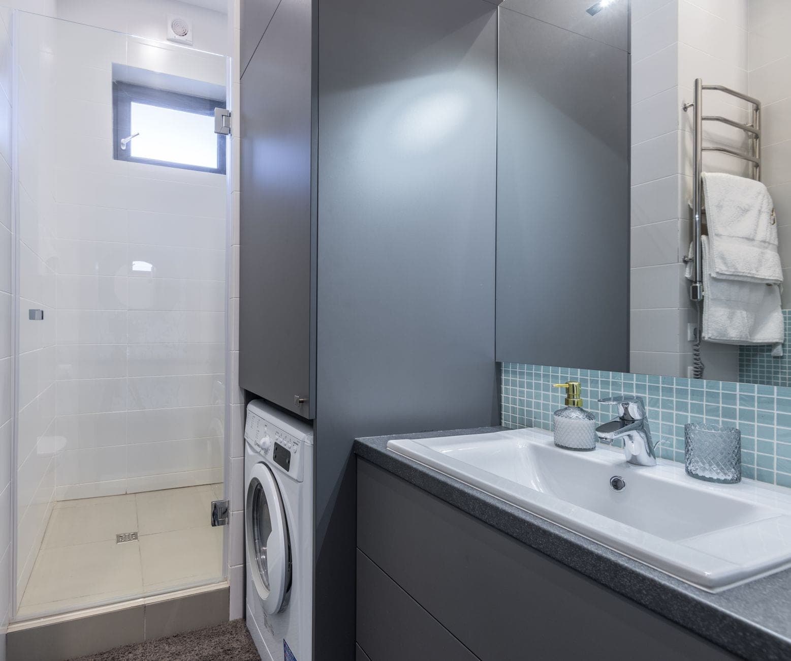 A ceiling fan grille in a compact bathroom